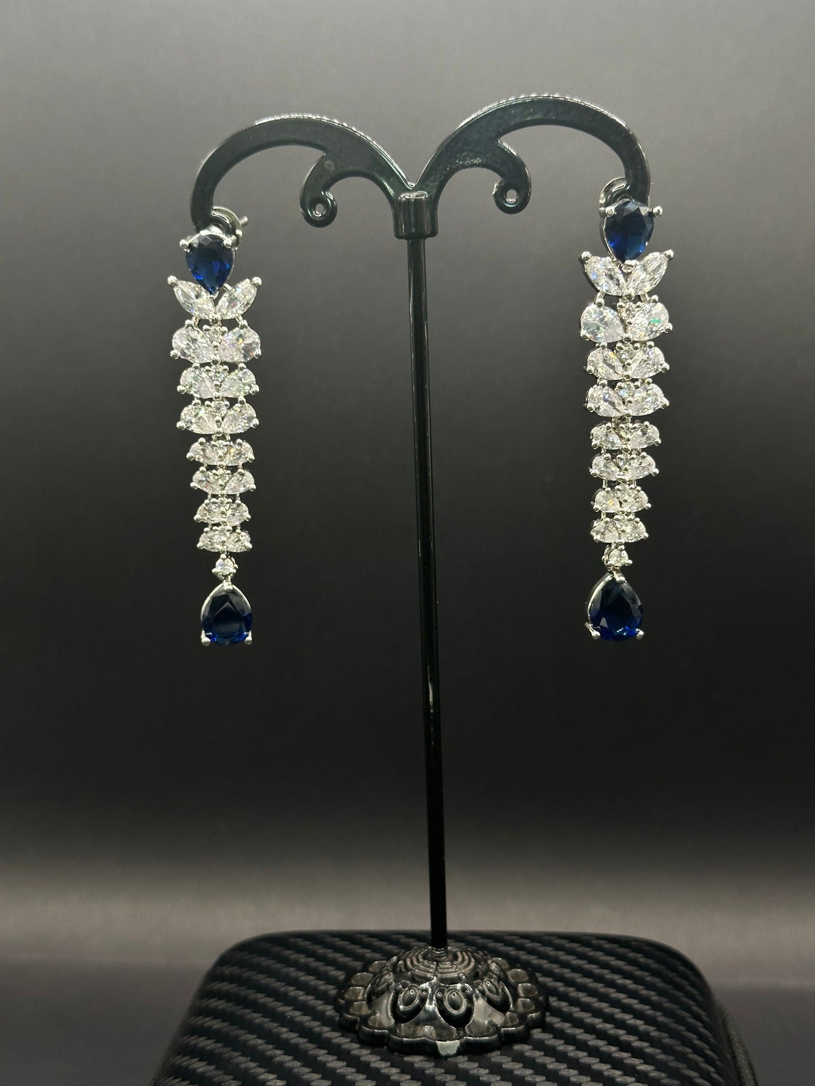 Sapphire shiny braid earring - Stone Stories